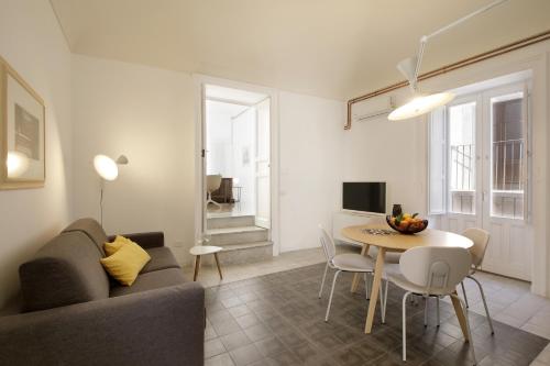 un soggiorno con un divano e un tavolo di L'arco di San Giuseppe a Siracusa