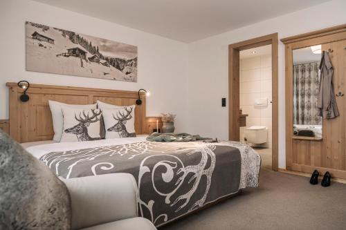 a bedroom with a large bed and a couch at Restaurant Gästehaus Wiesenheim in Uderns
