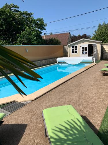 une piscine devant une maison dans l'établissement La Régence Ch 1, à Brette-les-Pins