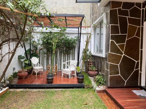 a patio with chairs and plants on a house at Napoles Clasico in Mexico City