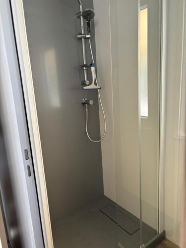Mobilhomes Quiberon Camping Conguel - Bord de Merにあるバスルーム