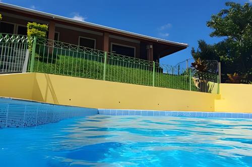Kolam renang di atau dekat dengan Chácara com piscina aquecida- Perdões