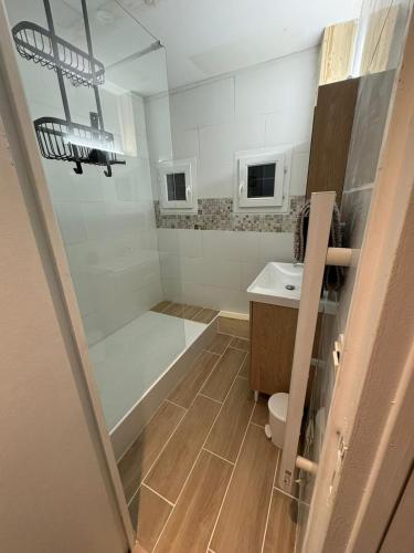 une salle de bain avec une baignoire, des toilettes et un lavabo dans l'établissement Super appartement 80m de la plage de plain pied avec 50m2 extérieur, à Saint-Raphaël