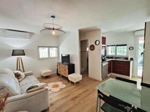 un salon avec un canapé et une table dans l'établissement Super appartement 80m de la plage de plain pied avec 50m2 extérieur, à Saint-Raphaël