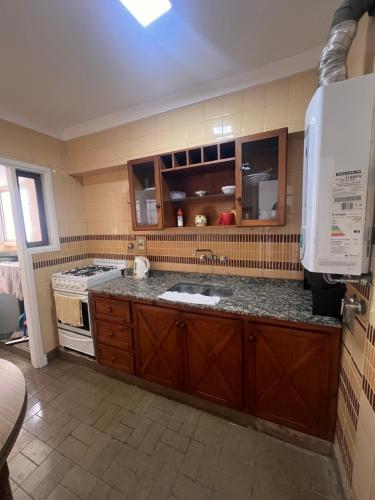 Η κουζίνα ή μικρή κουζίνα στο Departamento en 5to piso a 50m del mar