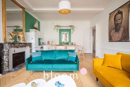 un salon avec un canapé bleu et une cheminée dans l'établissement Le grand luxueux des Carmes appartement neuf de grand standing, à Nancy
