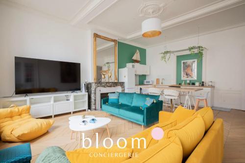 un salon avec un canapé et une télévision dans l'établissement Le grand luxueux des Carmes appartement neuf de grand standing, à Nancy