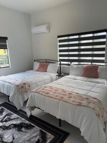 Кровать или кровати в номере Welcome to Sunset Cove