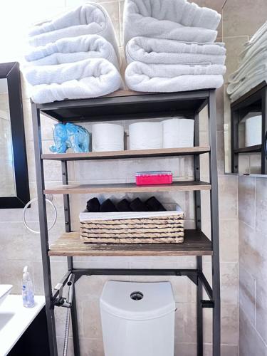 Ein Badezimmer in der Unterkunft Modern and spacious 4 B/R + 2 bath house