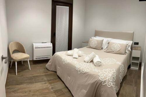 a bedroom with a bed with towels on it at Rincón do Seves in Tomiño