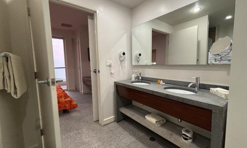 Koupelna v ubytování Rosarito Beach Hotel