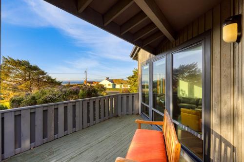 Half Block to Beach w Oceanview Patio Balcony The Shore Pine by AvantStayにあるバルコニーまたはテラス