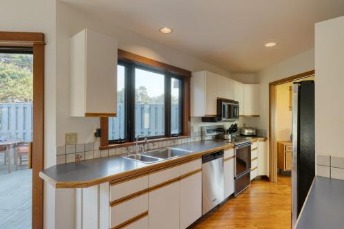 Half Block to Beach w Oceanview Patio Balcony The Shore Pine by AvantStayにあるキッチンまたは簡易キッチン