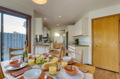Half Block to Beach w Oceanview Patio Balcony The Shore Pine by AvantStayにあるキッチンまたは簡易キッチン