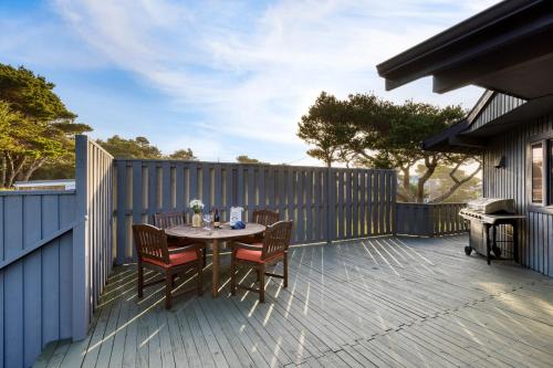 Half Block to Beach w Oceanview Patio Balcony The Shore Pine by AvantStayにあるバルコニーまたはテラス