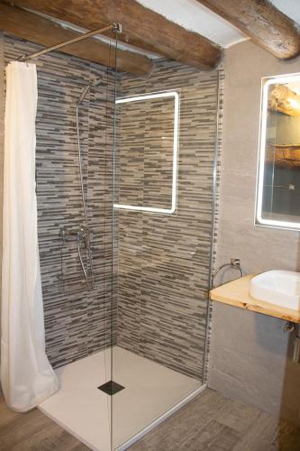 a glass shower in a bathroom with a sink at Casa rural Bisimbre in Bisimbre