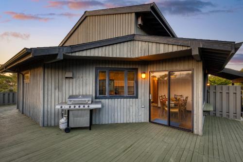 Half Block to Beach w Oceanview Patio Balcony The Shore Pine by AvantStayにあるバルコニーまたはテラス