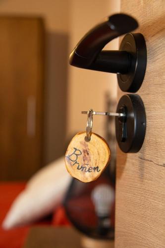 a lock on a door with a tag on it at Casa rural Bisimbre in Bisimbre