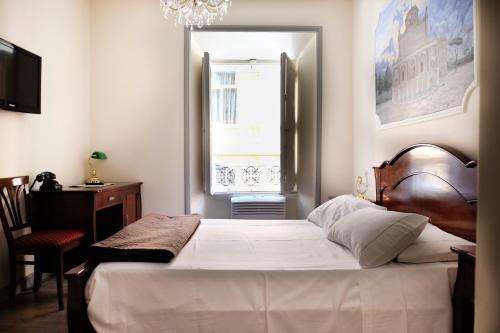 een slaapkamer met een groot bed en een raam bij Sleep In Rome Ludovisi in Rome