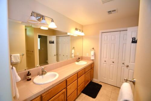 a bathroom with two sinks and a large mirror at Forward-lake Area in Bass Lake
