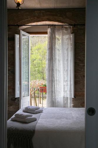 a bedroom with a bed and a window at Holiday home Can Clerc in Osor