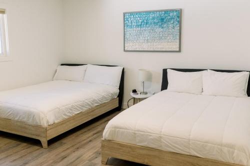 two beds sitting next to each other in a bedroom at Werner Lake Front in Bass Lake