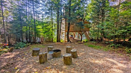 Taman di luar Les Refuges Perchés Mont-Tremblant
