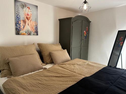 sypialnia z łóżkiem i zieloną szafką w obiekcie FarawayHomes Studio St Wolfgang #7 w mieście Ried