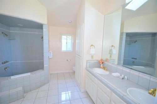 a bathroom with two sinks and a shower and a tub at Brummett Lodge in Bass Lake