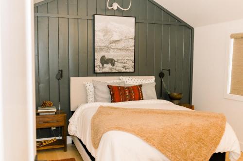 Un dormitorio con paredes revestidas de paneles verdes y una cama. en Casita- Lake Area Free Night Special, en Bass Lake