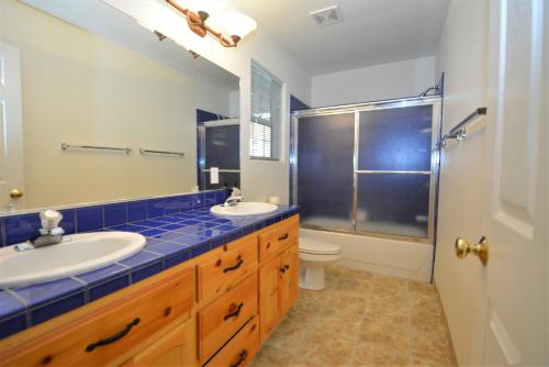 a bathroom with two sinks and a shower and a toilet at Feinstein- Lake Areafree Night Special in Bass Lake