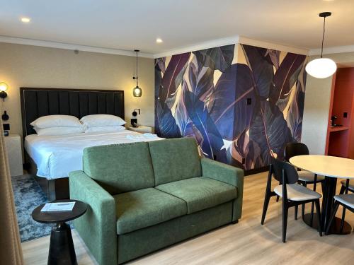 Postel nebo postele na pokoji v ubytování Sheraton Laval Hotel