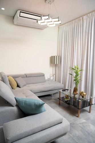 a living room with two couches and a table at Townhouse - Centrico - Modern - 3 hab - Patio in San Pedro Sula