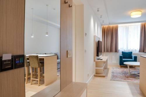 a room with a kitchen and a living room at Apartmani Zepterme by CENTRAL in Vrnjačka Banja
