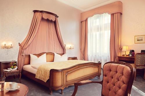 Llit o llits en una habitació de Romantik Hotel Schloss Rettershof