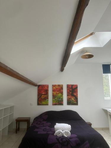 - une chambre avec un lit et trois peintures murales dans l'établissement Tal's Duplax, à Villeurbanne