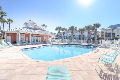 een zwembad met blauwe stoelen en een resort bij Seaside at Anastasia B105 in St. Augustine