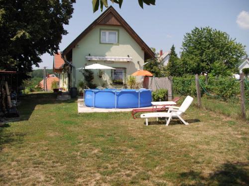 un cortile con vasca idromassaggio, tavolo e sedie di Ferienhaus Hartmann a Hévíz