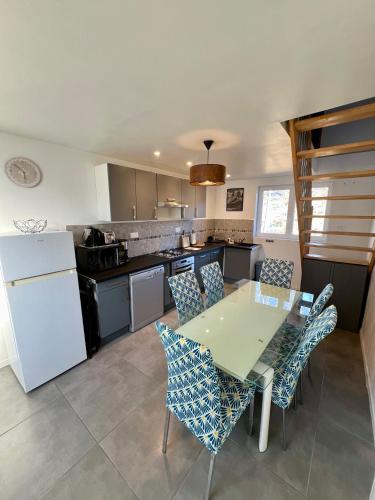 une cuisine avec une table et des chaises dans l'établissement Grand apt La Bresse 6 a 8 pers centre et pistes proches, à La Bresse