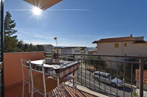 オミシュにあるApartments Ivanのバルコニー(テーブル付)