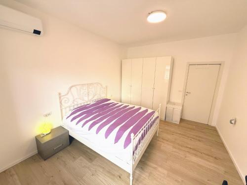 Casa Ploy - Bright and modern, between the beach and the city centerにあるベッド