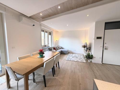 ペスカーラにあるCasa Ploy - Bright and modern, between the beach and the city centerのテーブルと椅子のあるダイニングルームとリビングルーム