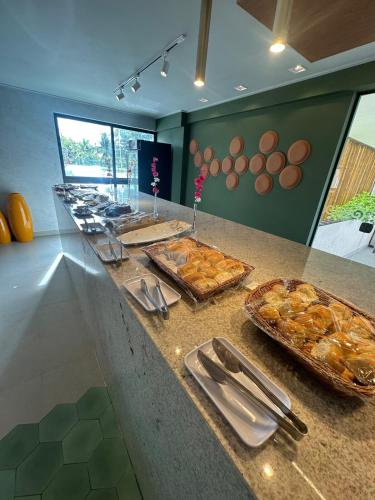 ein Buffet mit vielen verschiedenen Speisen in der Unterkunft Flat Aconchegante em Muro Alto - Porto de Galinhas in Ipojuca