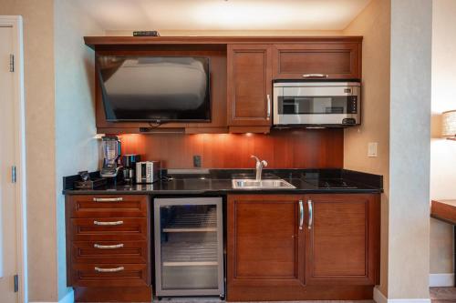 Una cocina o zona de cocina en No Resort Fee StripView Balcony+ Free Valet+ Pool