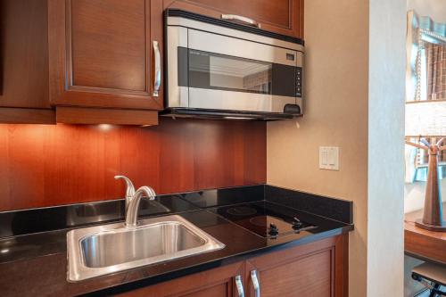 Una cocina o zona de cocina en No Resort Fee StripView Balcony+ Free Valet+ Pool