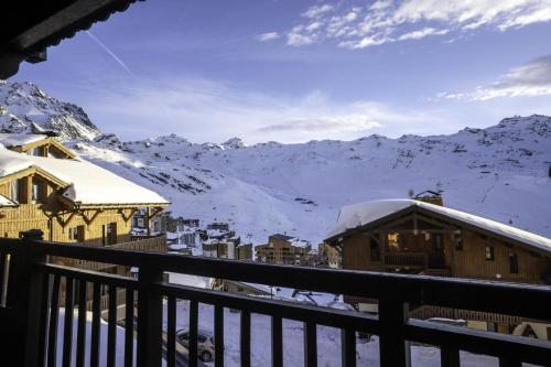 d'un balcon offrant une vue sur une montagne enneigée. dans l'établissement Chalet Mouflon - 5 Pièces pour 8 Personnes MAE-1741, à Val Thorens