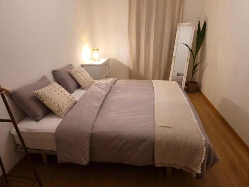 a bedroom with a large bed with pillows on it at Schöne 3Zimmer-Wohnung Stadtnah in Derendingen