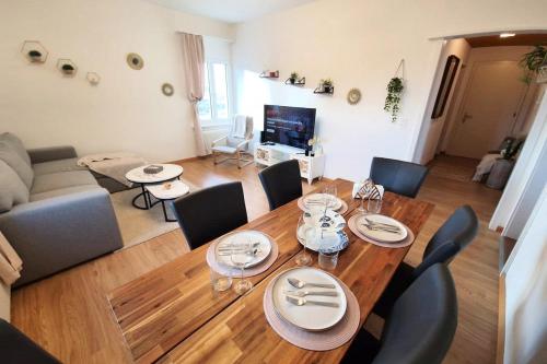 a dining table and chairs in a living room at Schöne 3Zimmer-Wohnung Stadtnah in Derendingen