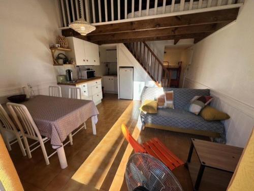 un salon avec un canapé et une table dans l'établissement Résidence Rouveau - Jolie petite maison au calme avec vue sur le jardin du domaine de la Coudoulière MAE-8691, à Six-Fours-les-Plages