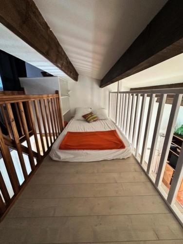 - une petite chambre avec un lit sur un balcon dans l'établissement Résidence Rouveau - Jolie petite maison au calme avec vue sur le jardin du domaine de la Coudoulière MAE-8691, à Six-Fours-les-Plages